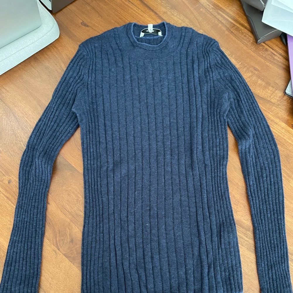 Vince 100% Cashmere fitted crew neck sweater
